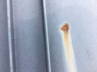 錆が進んで穴が空きかけているトタン