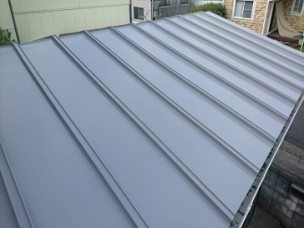 トタン屋根塗装の中塗りが仕上がった様子