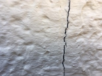 外壁現地調査のひび割れの様子