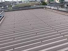 折半屋根の塗装工事のケレン作業の様子