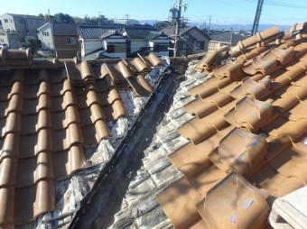 谷板金の周りの瓦を動かした様子