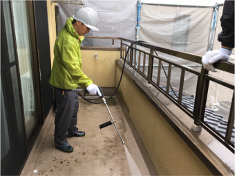 水洗い作業中の作業員