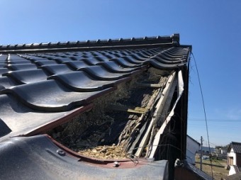 強風で飛散した袖瓦の現地調査の様子