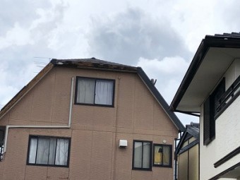 台風で破風板金が落下飛散してしまったお宅の様子