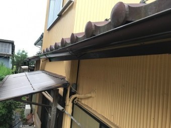 金具が外れて歪んだ雨樋の様子