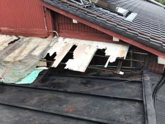 破損してしまった波板交換工事施工前の様子