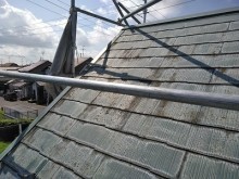 コケの生えたカラーベスト屋根の現地調査の様子