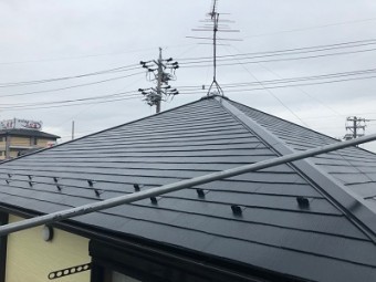 コロニアル瓦の屋根塗装完工の様子