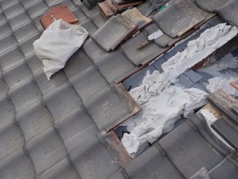 防水シートの上に南蛮漆喰を塗っていく様子