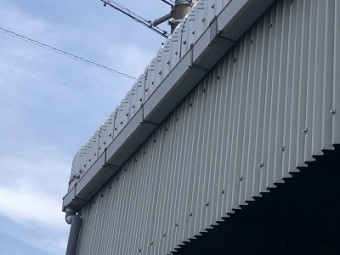 工場の大型雨樋の交換工事施工中の様子