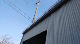 工場の大型雨樋の交換工事完工の様子