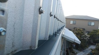 工場の大型雨樋の交換工事完工の様子