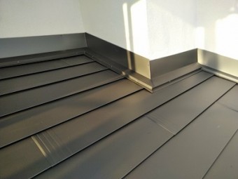 金属の屋根材を被せて完工した様子