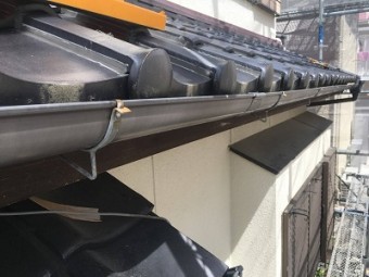 雨樋交換工事施工中の様子