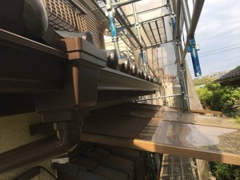 雨樋交換工事施工中の様子