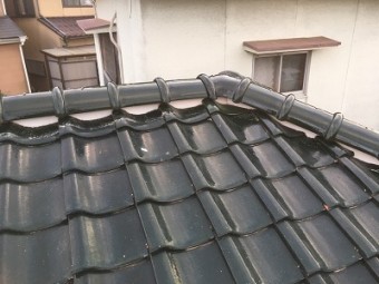 冠瓦をかぶせて施工完了した様子