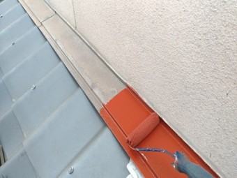 板金に錆止めを塗っていく様子