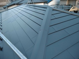 金属の屋根材を被せて完工した様子