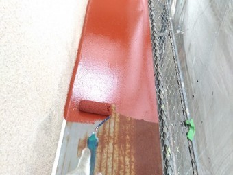 板金に錆止めを塗っていく様子