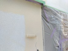 外壁塗装の塗料本材を塗っていく様子