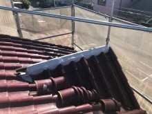 洋瓦屋根の棟瓦の取り直し工事の漆喰の様子