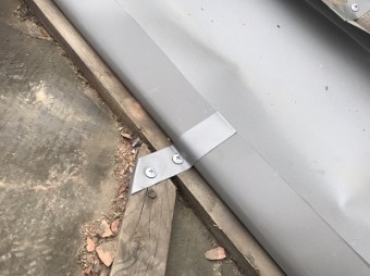 谷板金を固定している作業中(アップ)