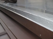 木の下地に板金を被せた様子