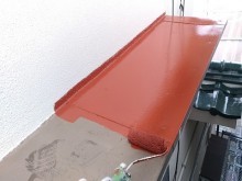 付帯物のケレン後、サビ止め材を塗る様子