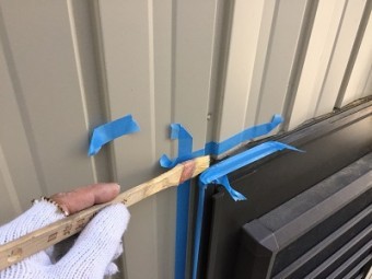付帯物周りにシーリングする様子