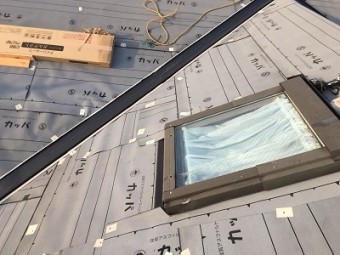 屋根修繕工事の防水シートの様子