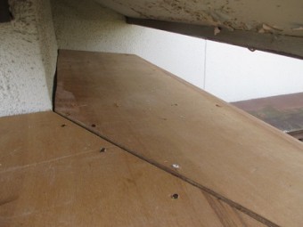 玄関ポーチの重ね葺き工事の下地の上に野地板を張った写真
