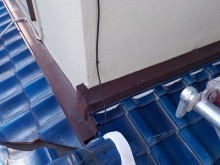 劣化して隙間の空いてしまった板金