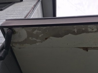 塗膜の剥がれてしまっている玄関ポーチ