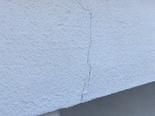ひびの入ってしまった外壁