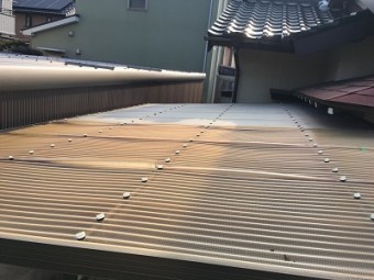 剥がれてしまいそうな波板