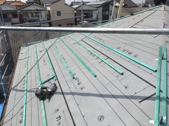 防水シートの上から木の下地を組んでいく様子