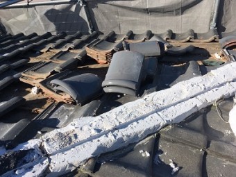 和型屋根の大屋根の解体の様子