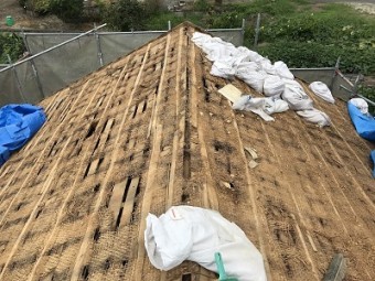 和瓦屋根の瓦と葺土を解体した様子