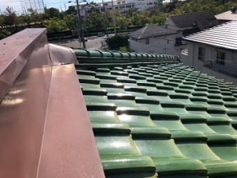 先日の台風によって屋根の板金が飛んでしまった様子