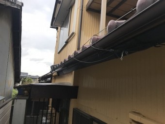 金具が外れて歪んだ雨樋の様子