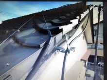 屋根の上にある温水器によって瓦のズレが起きた様子