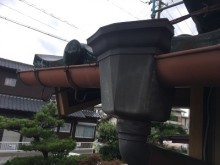 雨樋から雨水が落ちてくるお宅の雨樋交換工事施工前の様子