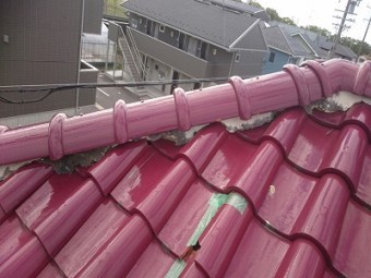 洋瓦の屋根の点検の様子