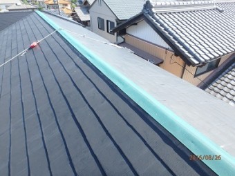 新設した貫板の上に防水シートを引きます