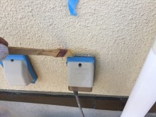 付帯物周りにシーリングを入れる様子
