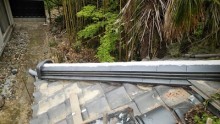 下屋根の隅棟の修繕工事の施工中の様子