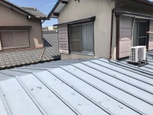 葺き替え工事をする前のトタン屋根