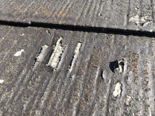 カラーベストの屋根の塗膜剥がれの様子