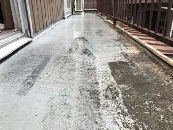 劣化し、ボロボロのベランダ