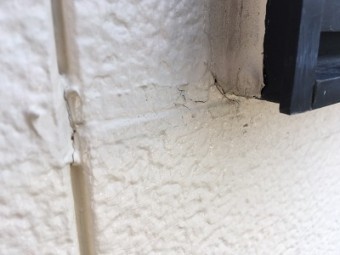 窓枠の目地がひび割れている状態